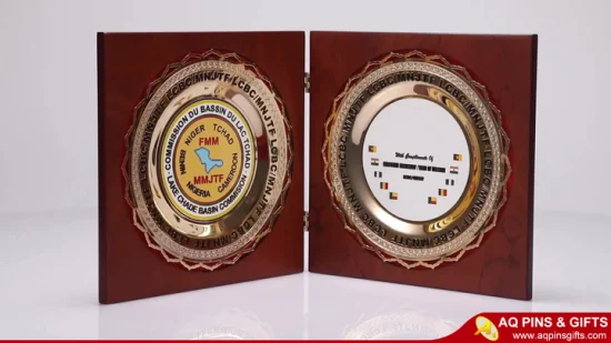 Suporte para copo de madeira e metal artesanal gravado personalizado Troféu de ouro em relevo placa de medalha de prêmio de lembrança